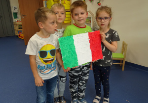 Dzieci z flagą wyklejoną bibułą